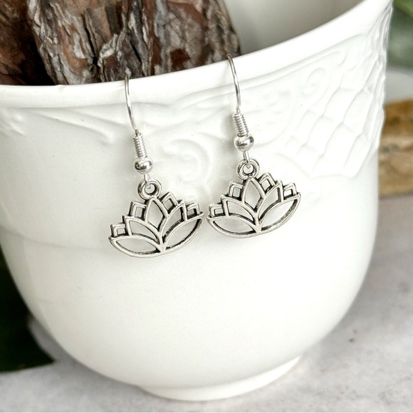 5 For $25💫Silver Lotus Flower Dangles Earrings - Picture 8 of 9